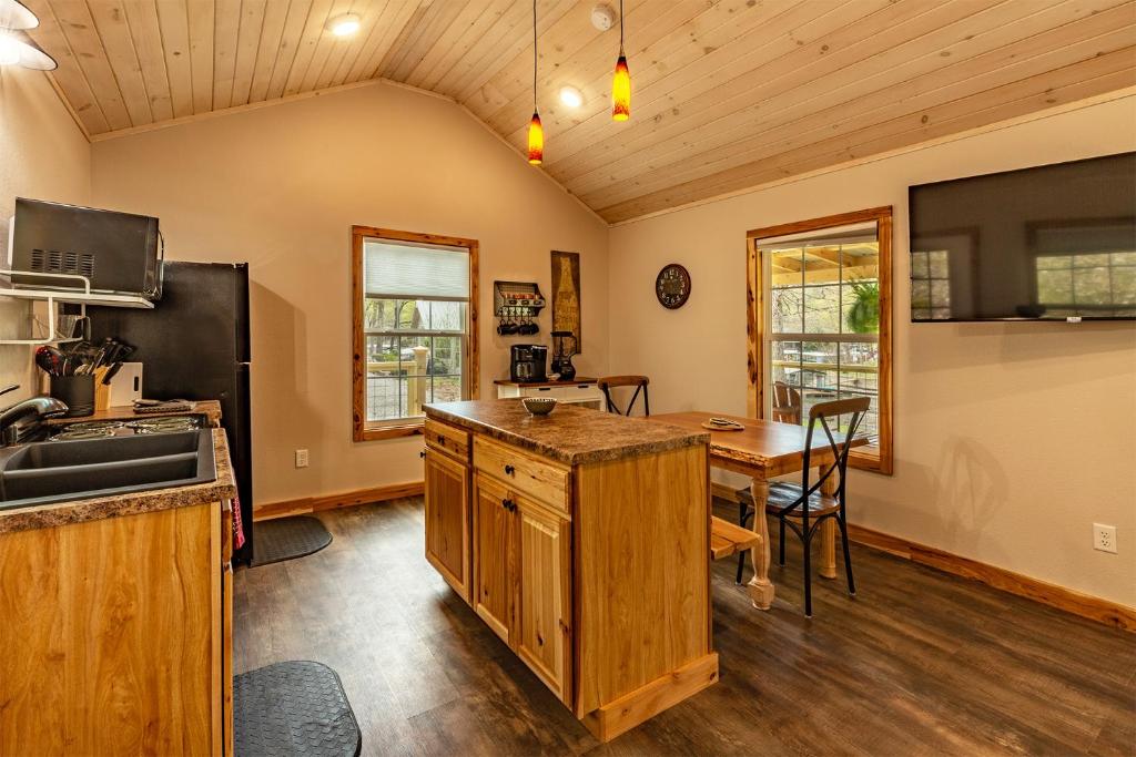 Tranquility Cove, 2 Cottages, dock, slip, water toys - Casa De Dois Quartos