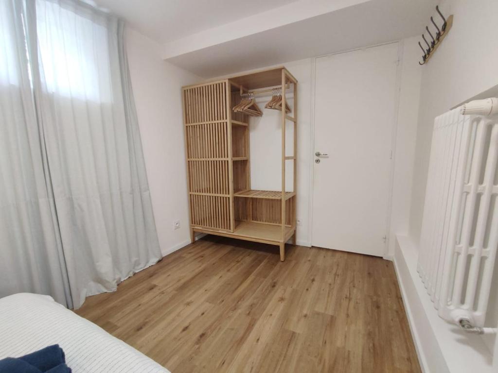 Postel nebo postele na pokoji v ubytování Suite parentale indépendante en ville - chez l'habitant
