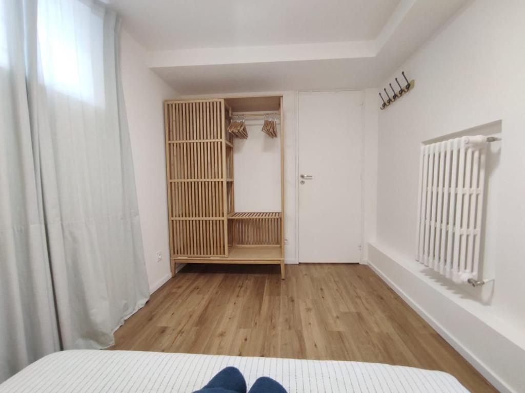 Postel nebo postele na pokoji v ubytování Suite parentale indépendante en ville - chez l'habitant