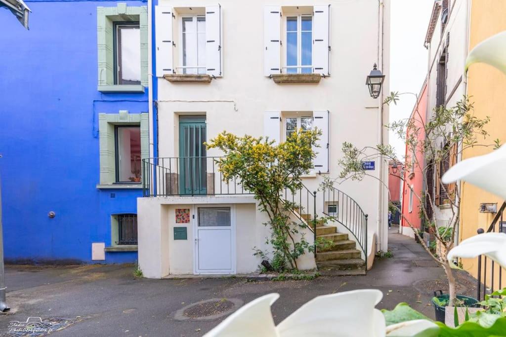 un appartement avec un immeuble bleu et blanc dans l'établissement La CasaFamilia - Nantes bord de Loire, à Rezé