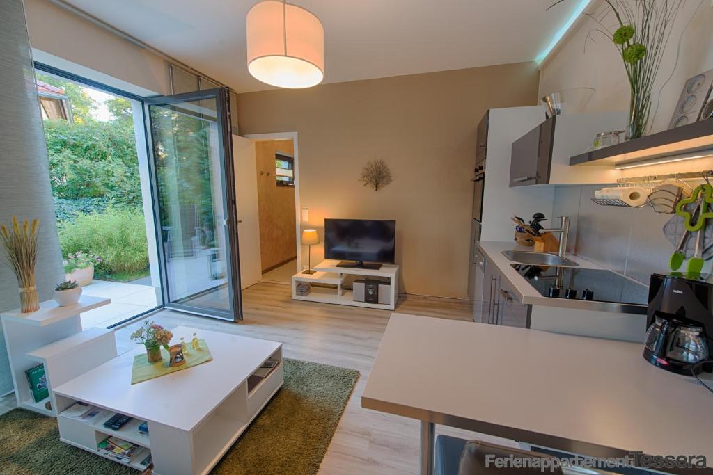 cocina y sala de estar con ventana grande en Apartment Tessera en Wernigerode