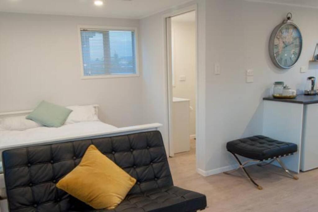 Self contained studio apartment close to Mission Estate - Resim 6