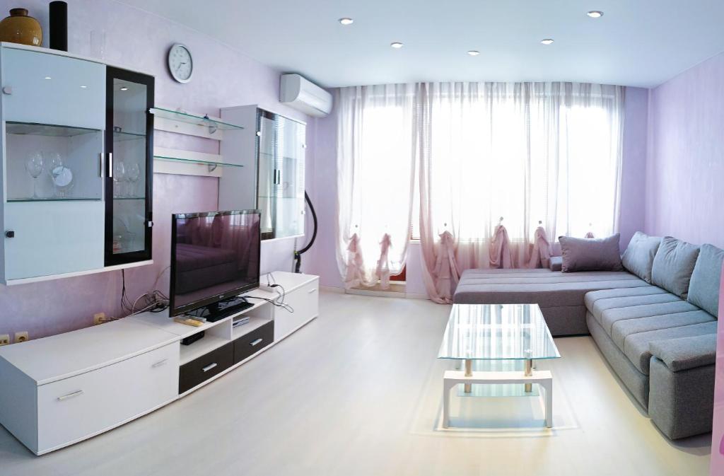 TV a/nebo společenská místnost v ubytování Europroperties Iglika Apartments
