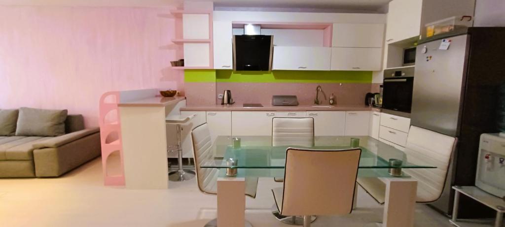 Kuchyň nebo kuchyňský kout v ubytování Europroperties Iglika Apartments