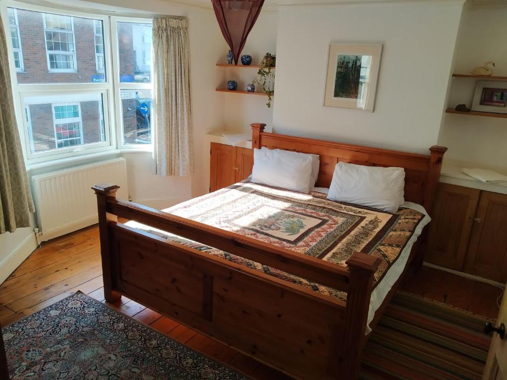 Postel nebo postele na pokoji v ubytování Spacious 2 bed maisonette near town, that sleeps 6