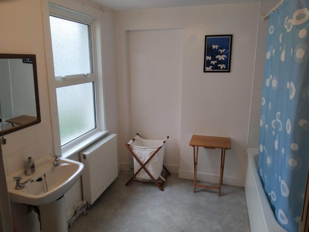 Koupelna v ubytování Spacious 2 bed maisonette near town, that sleeps 6