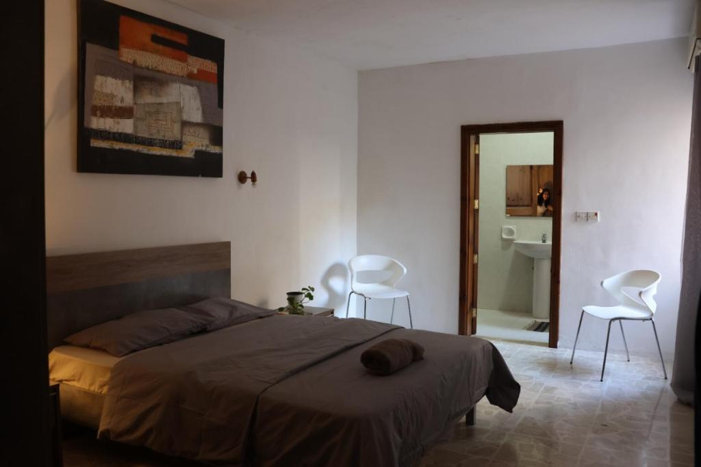Postel nebo postele na pokoji v ubytování F51 Room with private bathroom near the beach in shared apartment