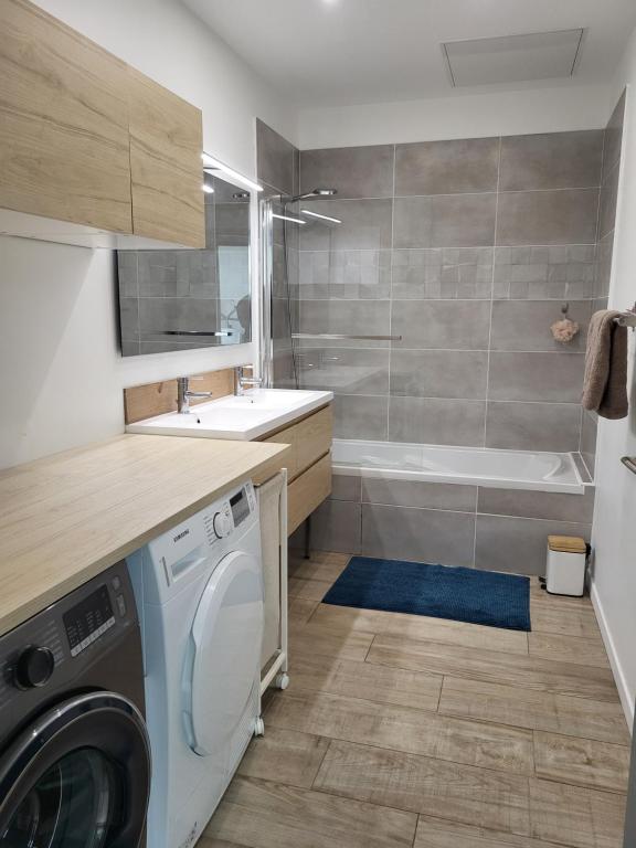 Kuchyňa alebo kuchynka v ubytovaní Maison familiale avec piscine privée proche du littoral
