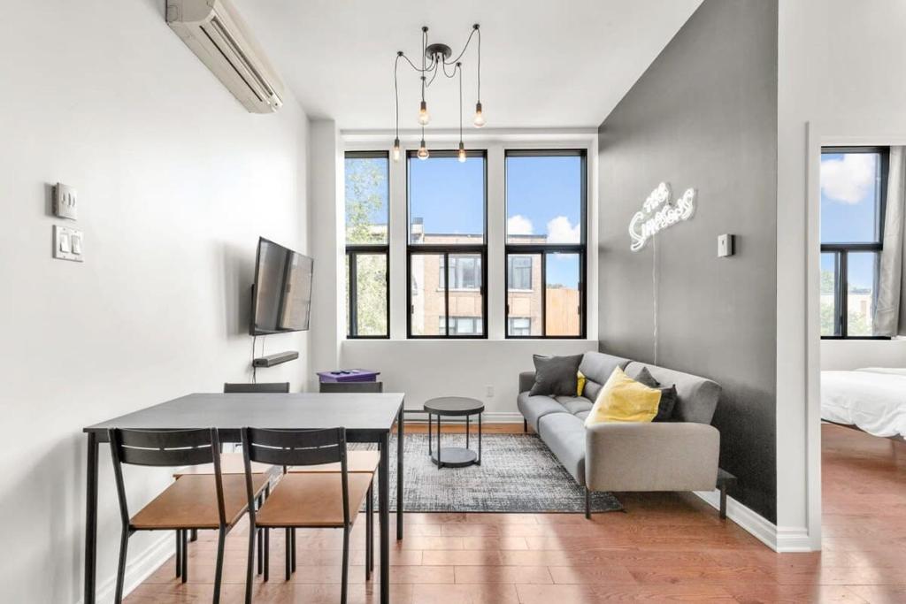 ein Wohnzimmer mit Tisch und Couch in der Unterkunft M11 The Simpsons Suite 3BR in The Heart of MTL in Montreal