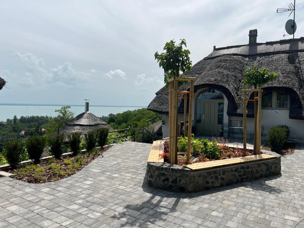 una casa con un giardino davanti di Panorama Apartmanház a Badacsonytomaj