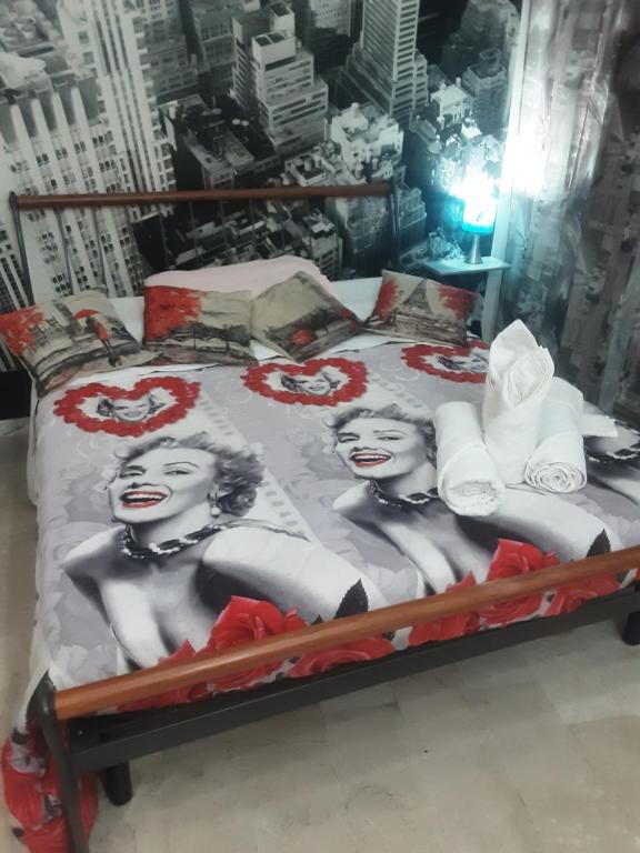 Una cama con una foto de dos mujeres. en Affittacamere da chris, en Reggio Calabria