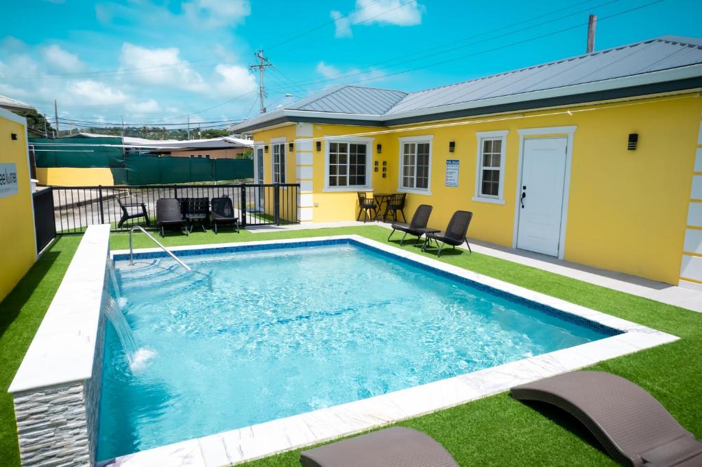 Bazén v ubytování Kiskadee Korner Vacations nebo v jeho okolí