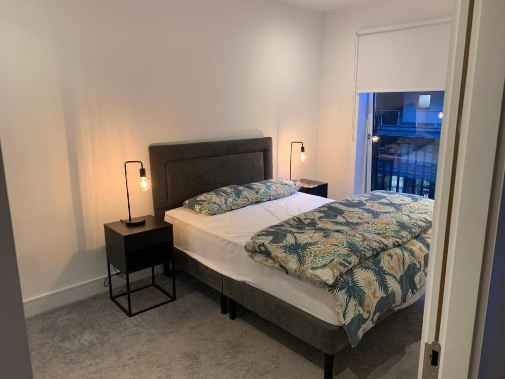 Säng eller sängar i ett rum på Modern Ensuite Double Bedroom