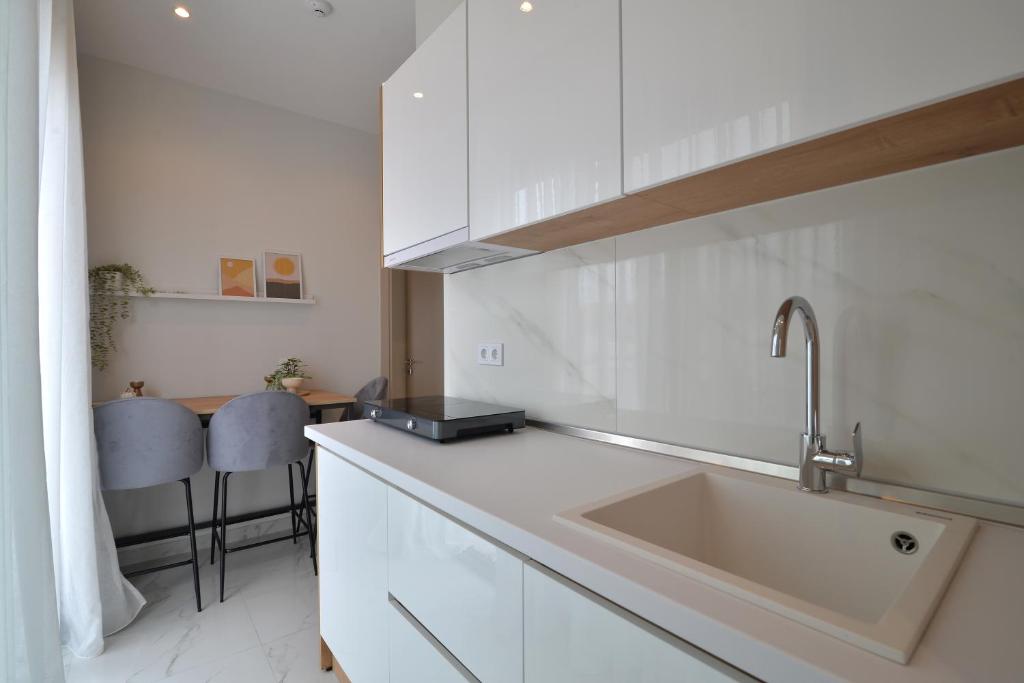 Kuchyň nebo kuchyňský kout v ubytování Irida Apartments