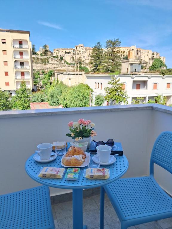een blauwe tafel met ontbijtproducten op een balkon bij Seaway Accommodation " Private Parking " in Tropea