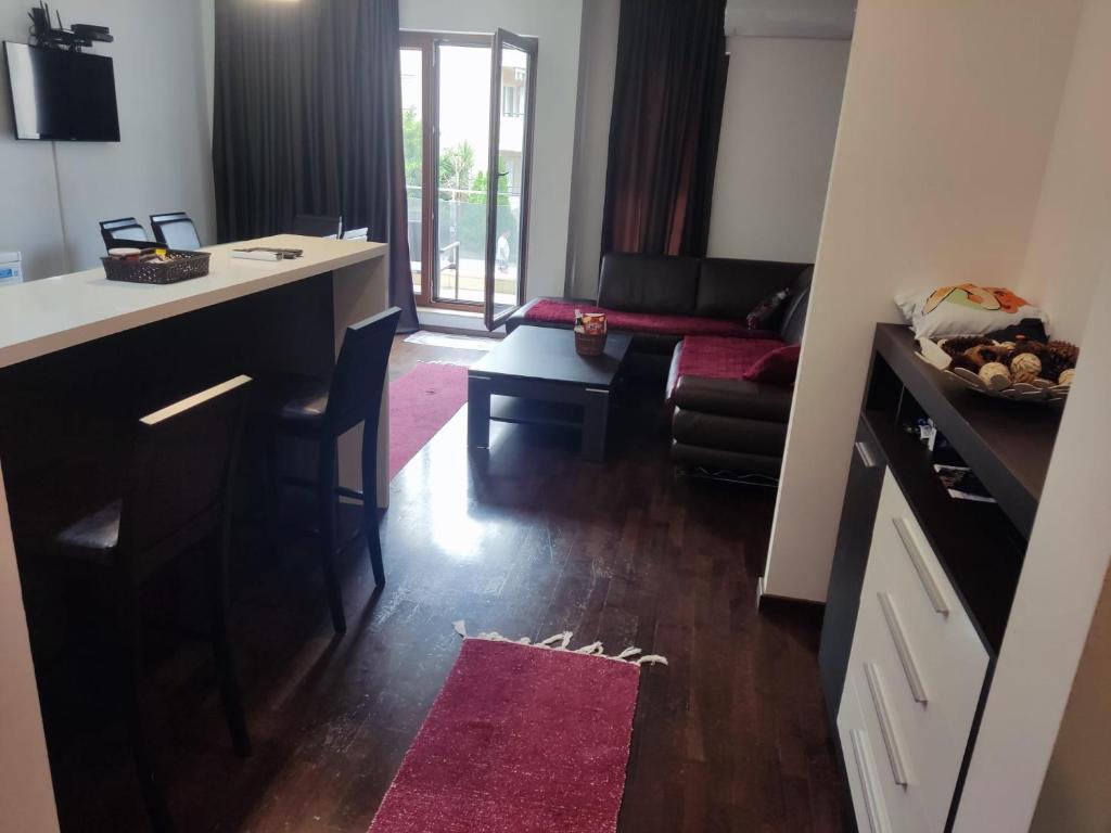 Kuchyň nebo kuchyňský kout v ubytování The Budva Apartment