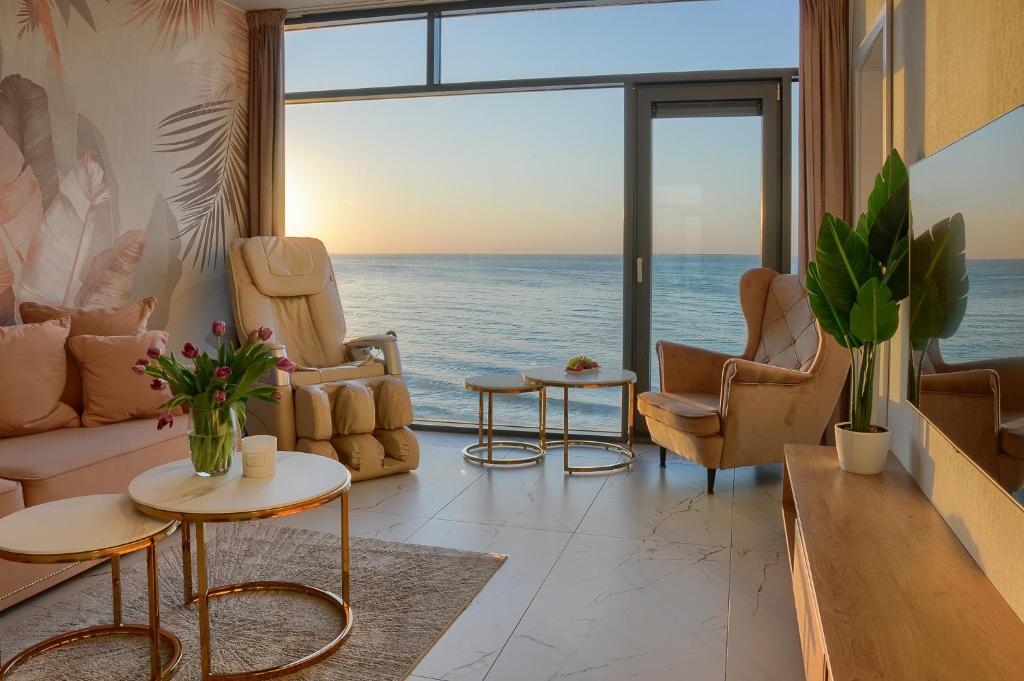 Una sala de estar con vista al mar. en Apartament Nadmorski Luksus - Boulevard, en Ustronie Morskie
