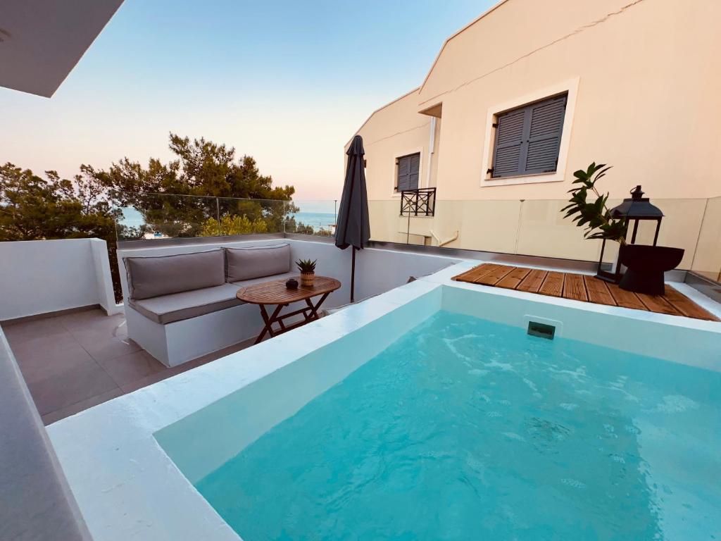 Bazén v ubytování Theros Luxury Apartment nebo v jeho okolí