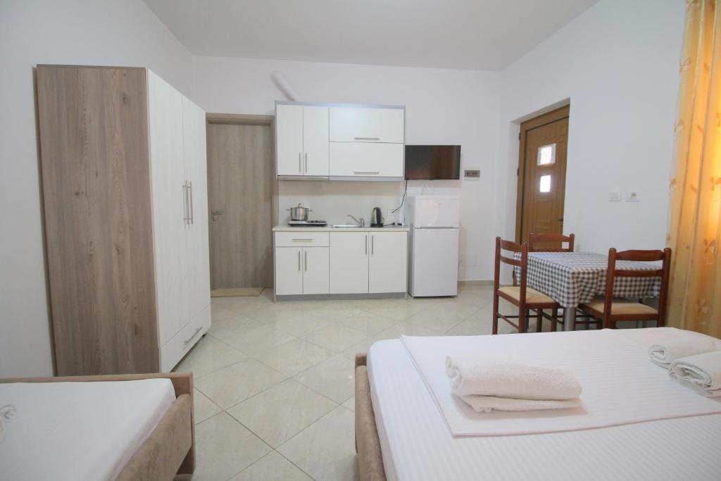Kuchyň nebo kuchyňský kout v ubytování Ksamil City Center Villa
