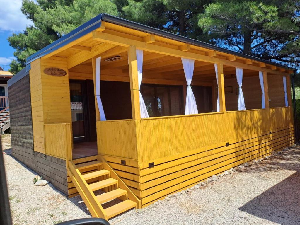 皮羅瓦茨的住宿－Mobile Home Relax，院子里带梯子的木游戏屋