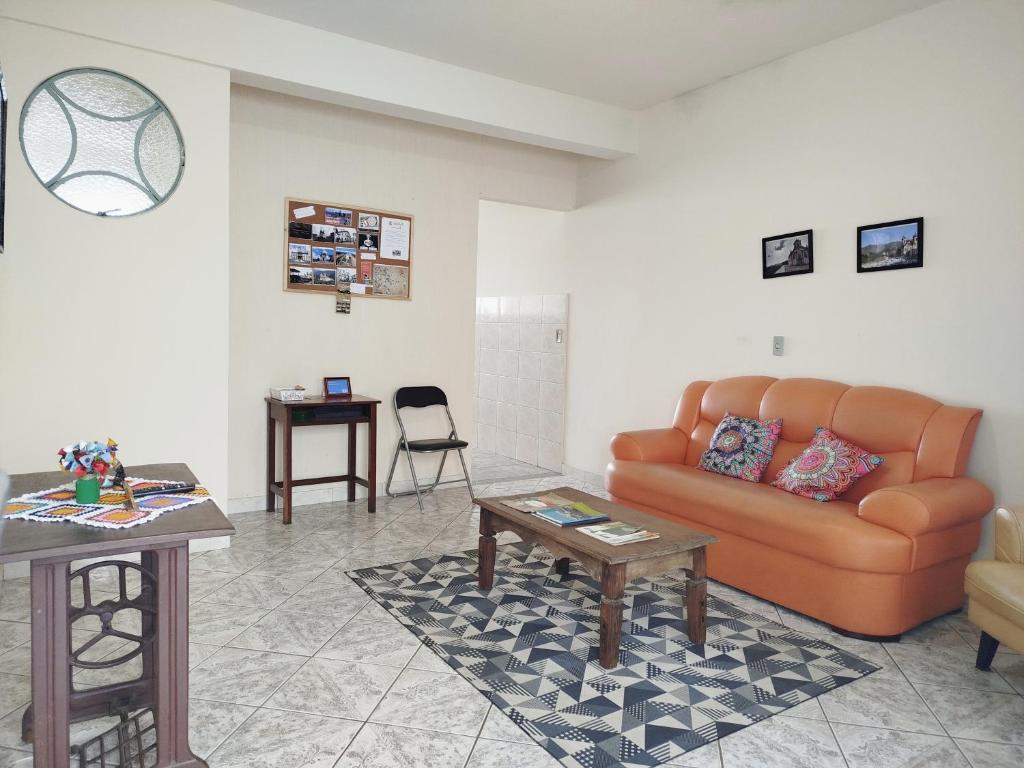 sala de estar con sofá y mesa en Casinha da Lela, en Ouro Preto