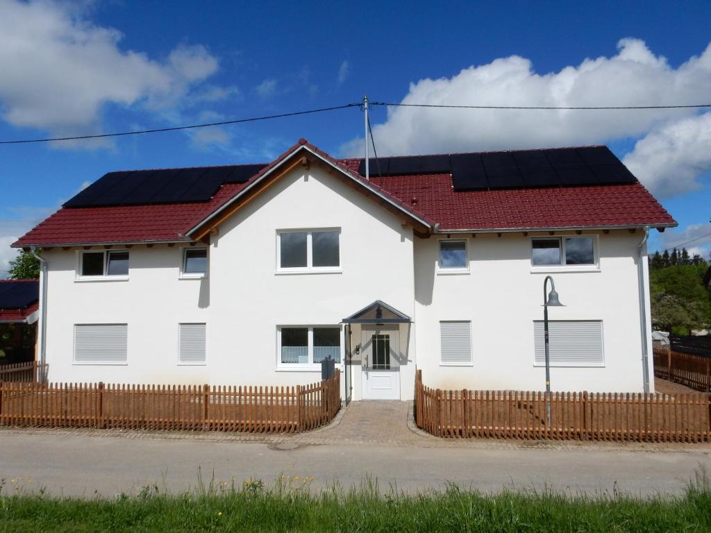 uma casa com painéis solares no telhado em Haus Kellenburg em Albstadt