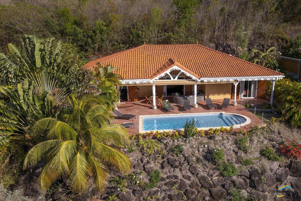 an aerial view of a house with a swimming pool at Villa Cap Sud avec piscine et vue mer in Les Anses-dʼArlets