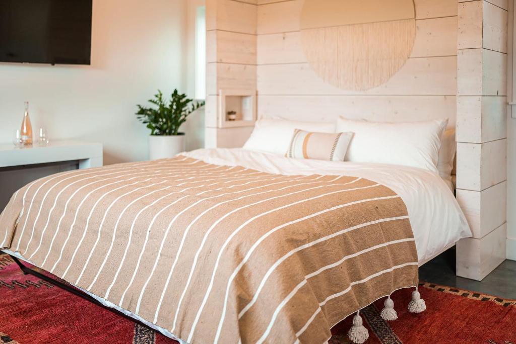 Schlafzimmer mit einem großen Bett mit einem Kopfteil aus Holz in der Unterkunft Funboard Room includes King Bed and Mini Kitchenette in Stinson Beach