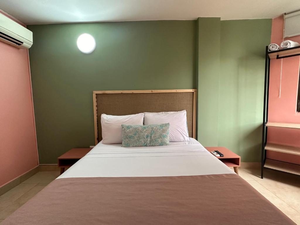 1 dormitorio con 1 cama grande y 2 almohadas en Taybo Beach By St Hoteles, en Santa Marta