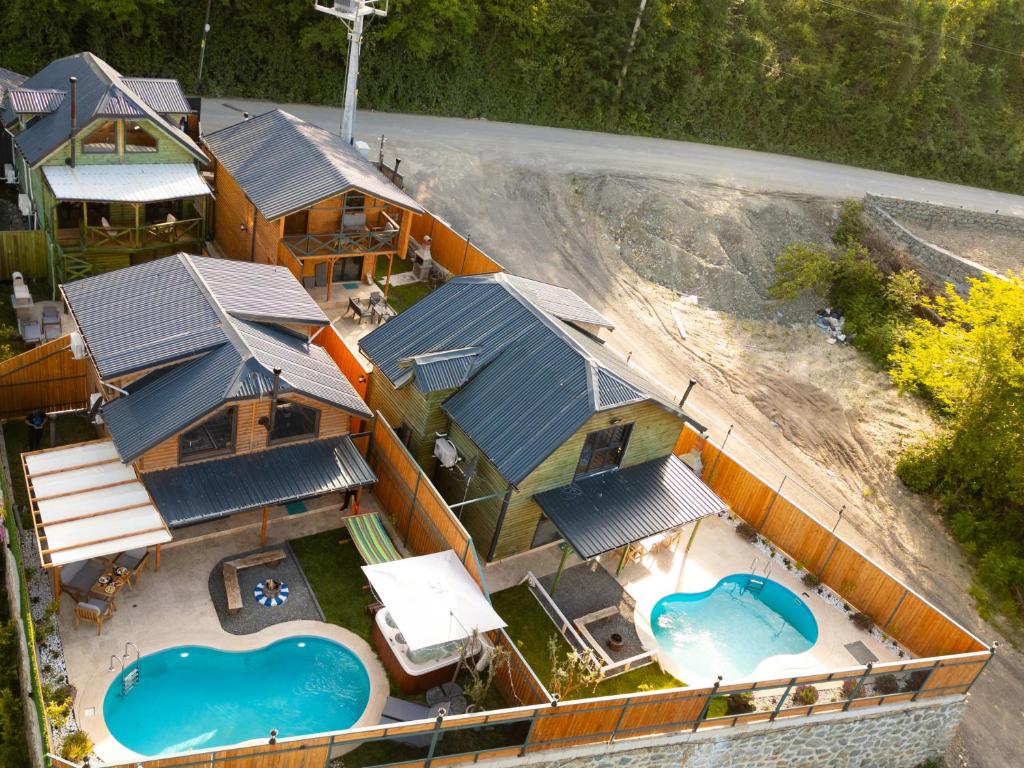 una vista aérea de una casa con 2 piscinas en Naila Bungalov Sapanca Private, en Sapanca