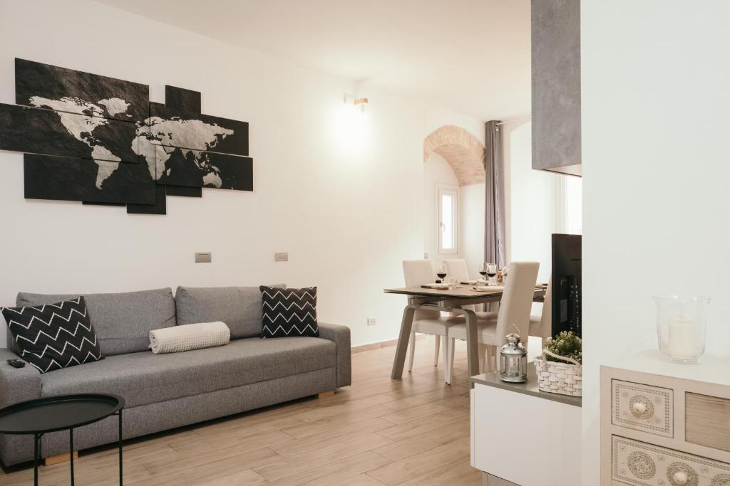 een woonkamer met een bank en een tafel bij Appartamento Al Borgo in Bienno