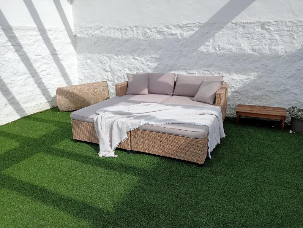 - un lit en osier dans une tente avec de l'herbe verte dans l'établissement Casa Rural Los Marqueses, à Valmuel