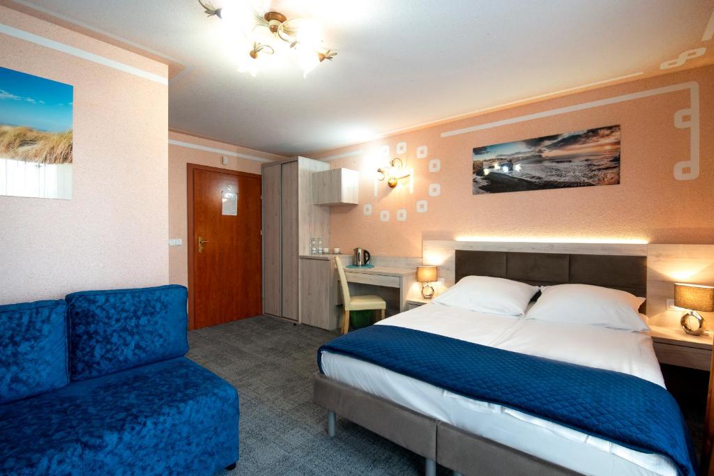ミエルノにあるVilla Doraのホテルルーム(ベッド1台、青い椅子付)