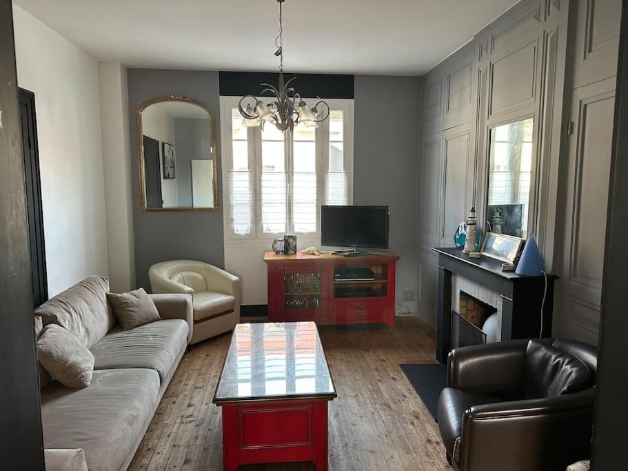 un salon avec un canapé et une cheminée dans l'établissement Le Havre de Quentovic pour six personnes, à Le Touquet-Paris-Plage