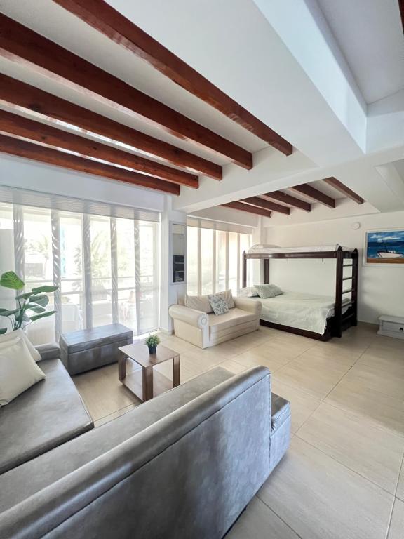 sala de estar amplia con sofá y cama en Edificio Bay Point Apartmento 307, en San Andrés