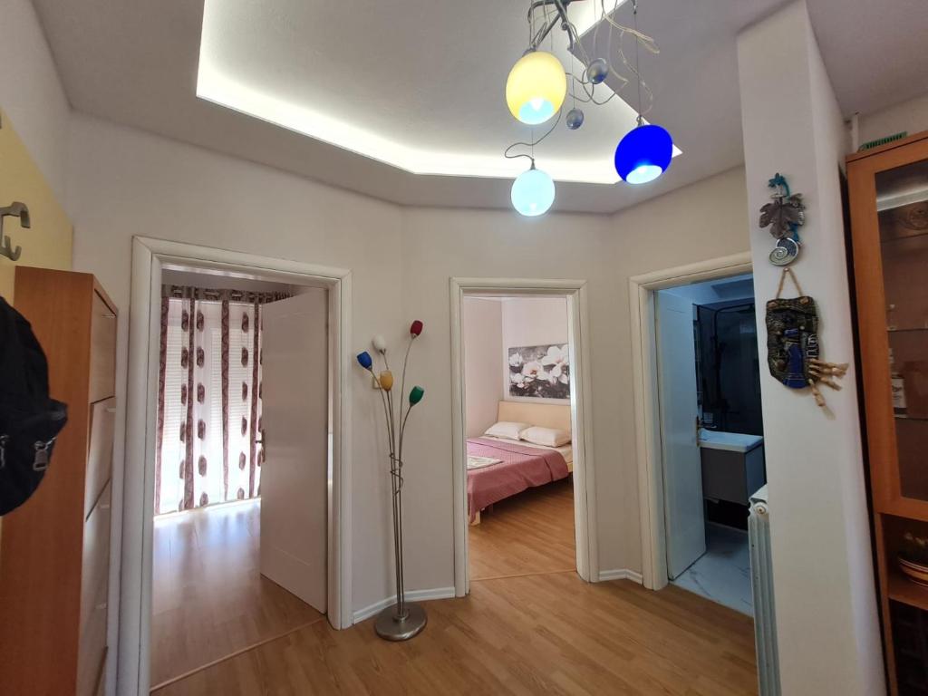 都拉斯Sara-El Seaside Apartment Durres的带一张床的房间和一个带窗户的房间