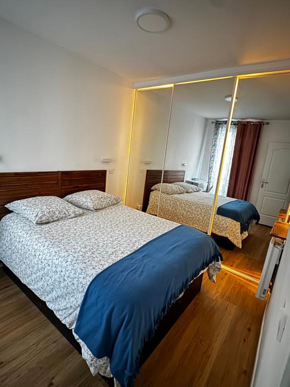 Llit o llits en una habitació de Montmartre Cosy