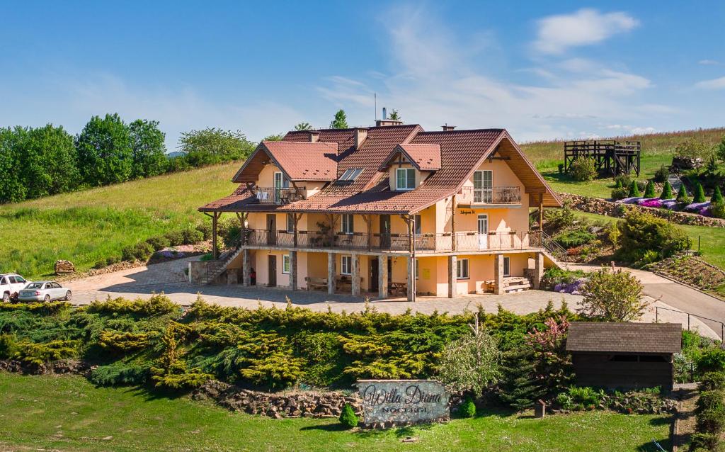 uma vista aérea de uma grande casa numa colina em Willa Diana- z panoramą jeziora i gór w Polańczyku em Polańczyk