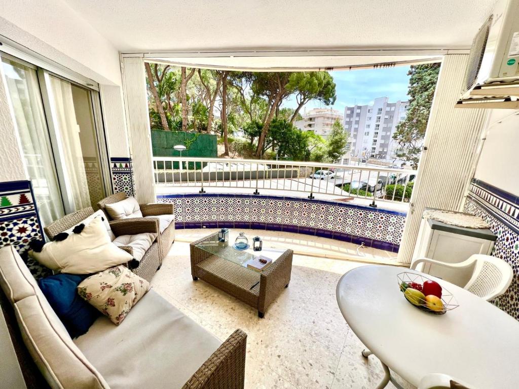 uma sala de estar com um sofá e uma mesa em AZUL 2 bedroom apartment in Salou Tarragona em Salou