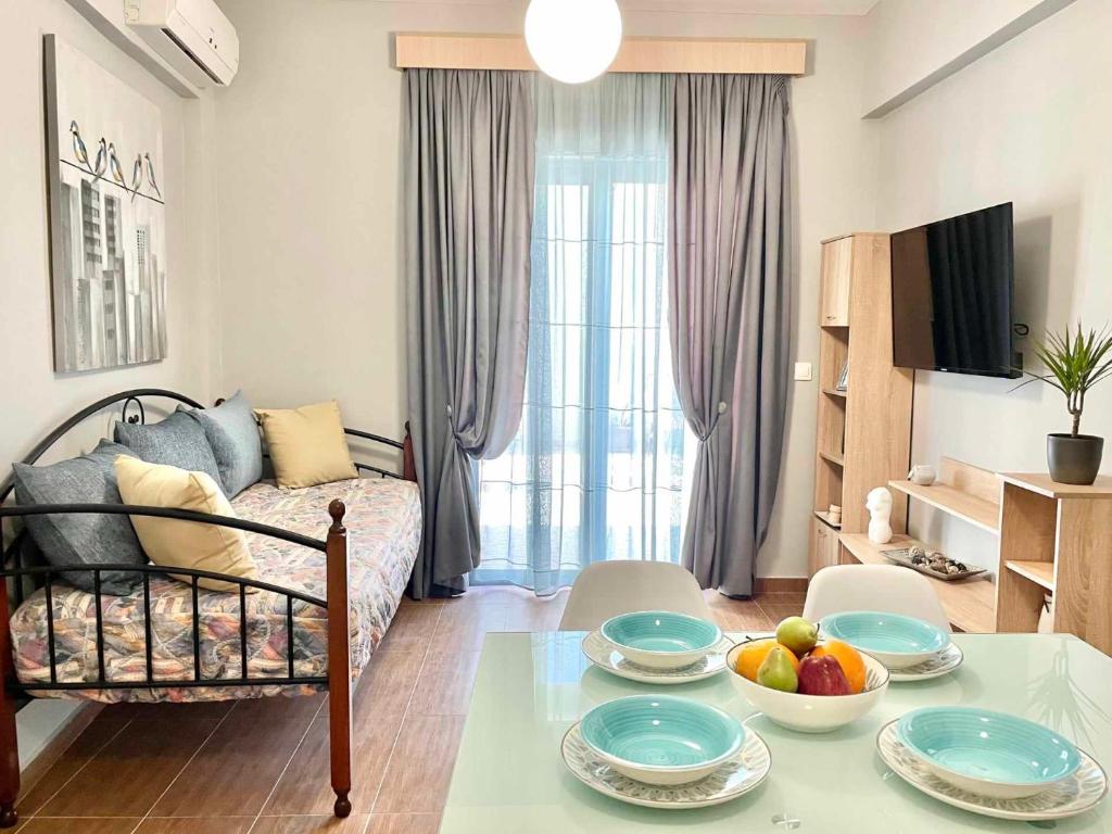 uma sala de estar com uma mesa com fruta em Melenia Suites in Ilha de Rhodes