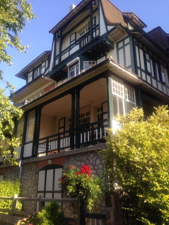 Maison noire et blanche avec balcon dans l'établissement Duplex Les Oyats, à Le Touquet-Paris-Plage