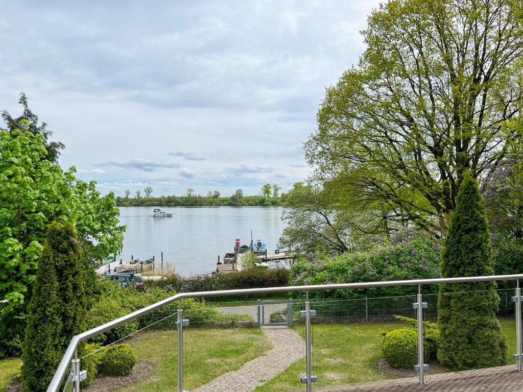 Blick auf einen See mit einem Boot im Wasser in der Unterkunft Ferienhaus Seemannsruh Wohnung mit Wasserblick und abgeschlossenem Grundstück in Marienfelde
