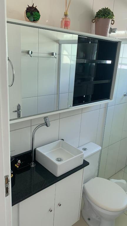 ein Bad mit einem Waschbecken und einem WC in der Unterkunft Bertioga Praia do SESC - Apartamento de 2 quartos in Bertioga