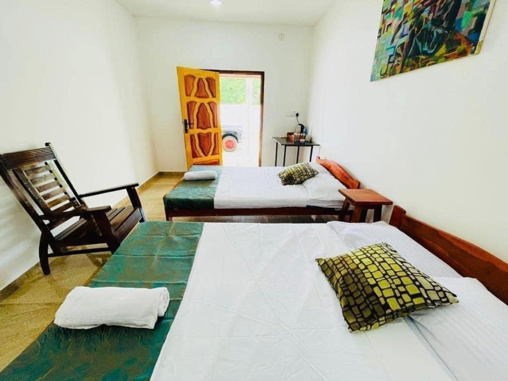 Postel nebo postele na pokoji v ubytování Ratnam Hotel Jaffna