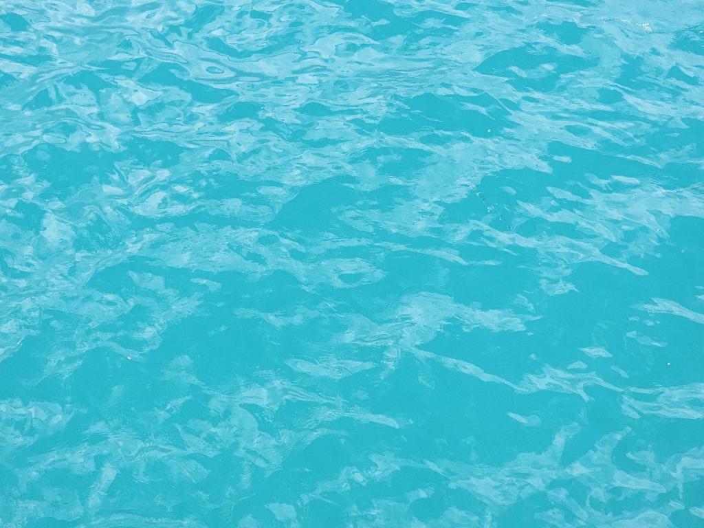 un primer plano del agua en una piscina en Off-Grid Casita Caribbean Views, en Vieques