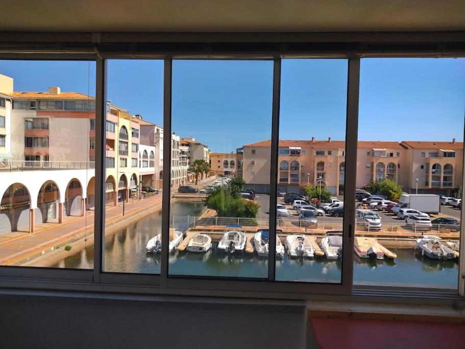une vue d'une marina avec des bateaux dans l'eau dans l'établissement Appartement vue sur canal proximité mer, à Sète