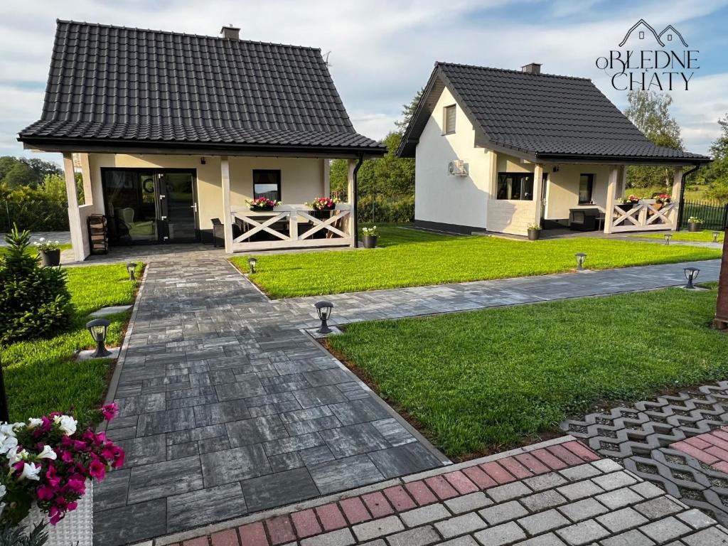 a house with a stone walkway in front of it at oBłędne Chaty in Wünschelburg