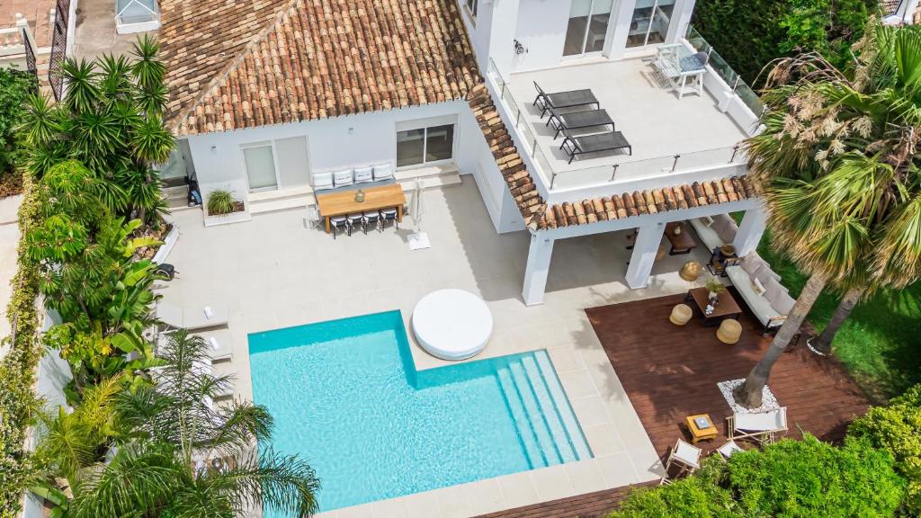 uma vista aérea de uma casa com piscina em Villa in PUERTO BANUS em Marbella