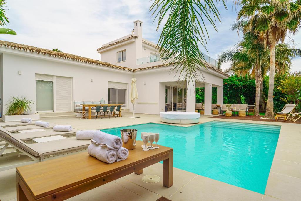 Bazén v ubytování Villa in PUERTO BANUS nebo v jeho okolí