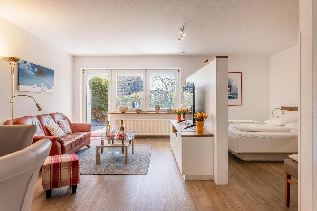 ein Wohnzimmer mit Sofa und Bett in der Unterkunft 50177... in Harlesiel